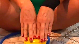 She Exhibited off Her Beautiful Body and Feet, Inflating the Condom by Stepping on the Foot Pump