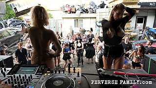 Perverse Family 52.4 (season 4): Punk Hardcore Porn