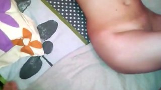 a poil sur le lit elle me mange la bite