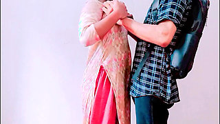 I Seduce the Delivery Man and Give Him Sex Ass Tips