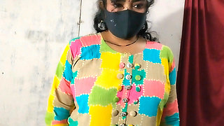 Hot Saloni big boobs shoowing