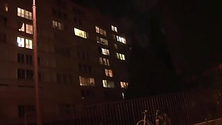 il baise une jolie mature en pleine rue