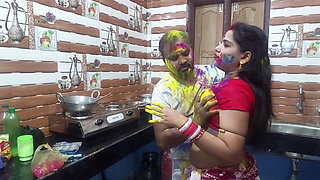Beautiful Bengali Bhabhi Enjoy Holi Special with Her Neighbours Applied Lot of Colors in Hindi