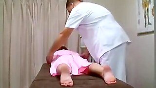 Young Japanese Girl Cums By Massage Clit