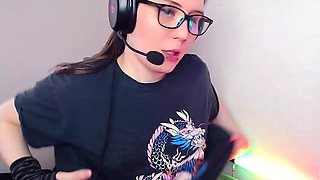 Beauty small tit amateur teen masturbating her shaved pussy