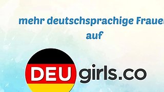 Oma befriedigt sich selbst mit einem Dildo