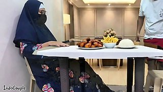 Guru sekolah hijab muslim pergi untuk kencan dengan bintang