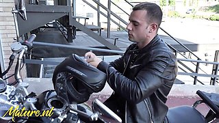 Mature NL featuring Mavi Burbujita's standing xxx