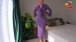 Step Mom helps step son cum quickly in her panties