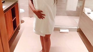 Sexy Indian Bhabhi with big boobs enjoying in Bathtub in 5 star hotel and fingering her pussy