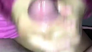 A namorada do meu amigo me fez uma punheta enquanto