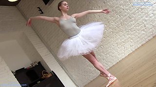 Nude ballerina Annett A shows off her flexibility and athleticism in a mesmerizing dance