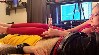 Foot fetish cumload with brunette
