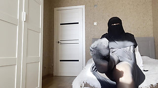 Arab Stepmom with Big Ass in Pantyhose