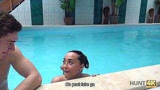 Hunt4k. aventuras sexuales en una piscina privada