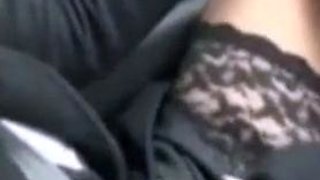 Elle se fait jouir en conduisant