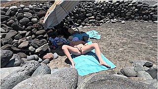 Guy Finds A Naked Stranger Girl Fingering On Public Beach And Cum
