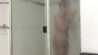 jerk in the bathroom by chinese she-creature