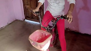 Cycle Par Baiti Hu Hi Bhabhi Ko Devar Ne Ache Se Choda