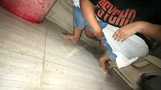Hot Anippe Pee in Hostel Toilet & I See Her Pussy Then Start Handjob!