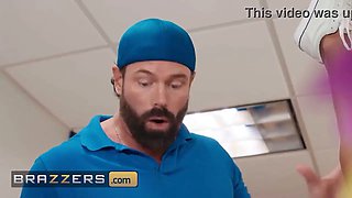 Brazzers - rhae forest and lucy lotus make Gi Joey’s workday sizzle with unceasing sexual perks at the gym