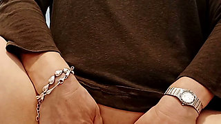 Horny mature playing with her meatbox