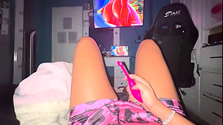 Watching hentai porn heats her up a lot, her pussy we want the one in the can