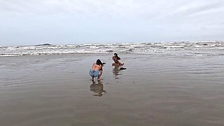 Casal Leva A Trans Na Praia Pra Transar Em P Blico