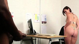 Office voyeur loves to watch tugjob