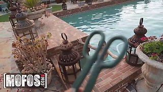Stunning brunette Karla Kush rails a big cock in point of view inwards her outdoors pool - mofos